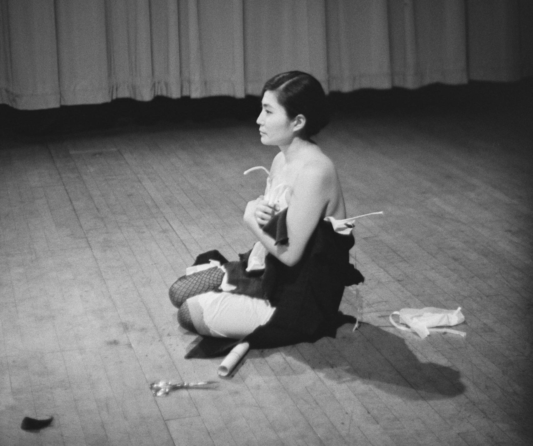 El 21 de marzo de 1965, Yoko Ono representó 'Cut Piece' en el Carnegie Recital Hall de Nueva York. Foto: Minoru Niizuma © Yoko Ono
