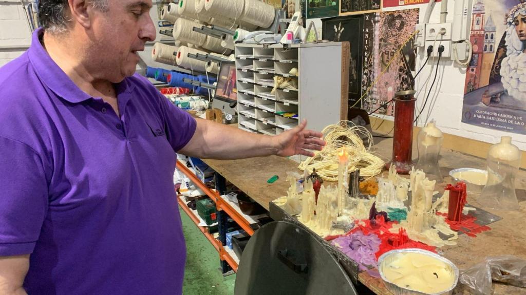 Arturo, en el rincón donde prueba el comportamiento de las velas que elabora.