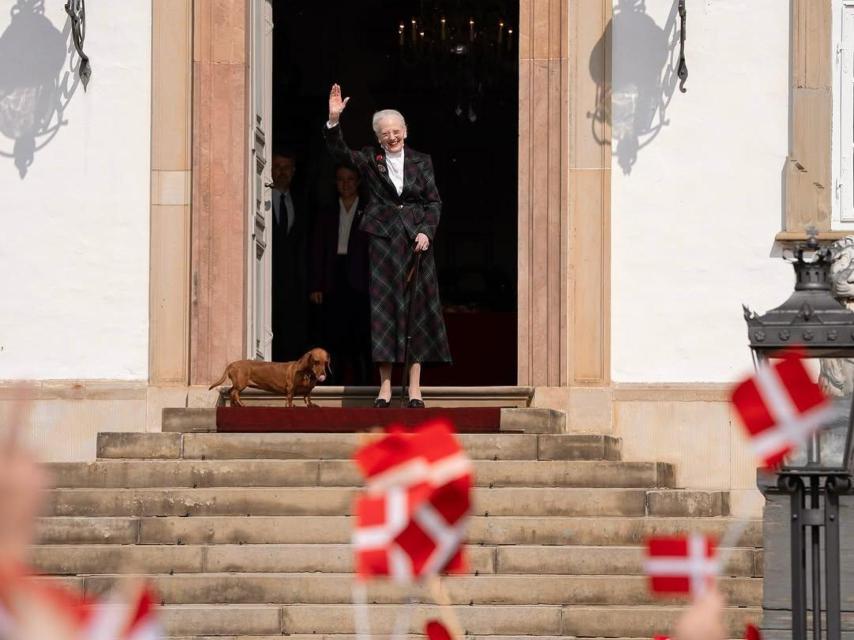 La Reina saluda a la multitud.