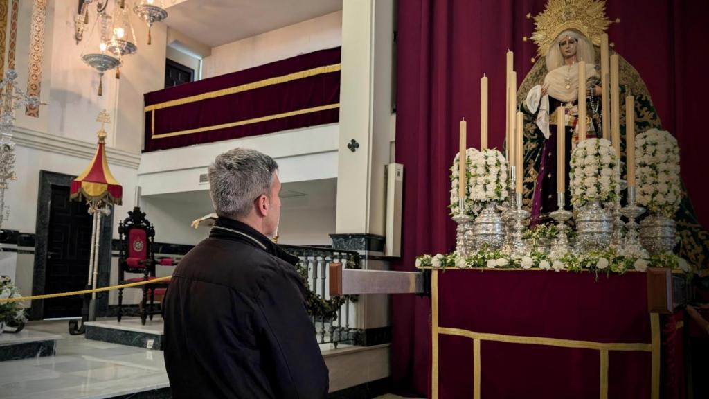 Una imagen de Raúl con su Virgen.