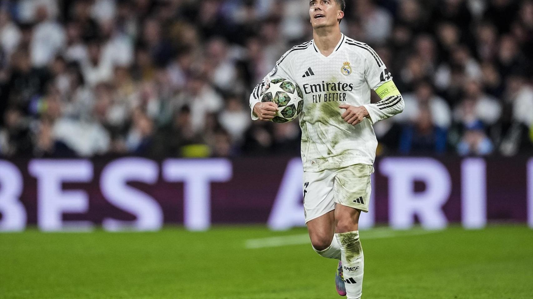 Lucas Vázquez con el balón de la Champions League