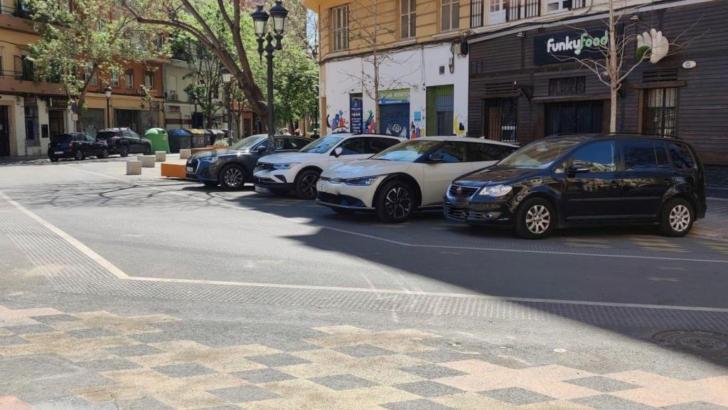 Coches aparcados en la supermanzana de la Pextina. Archivo