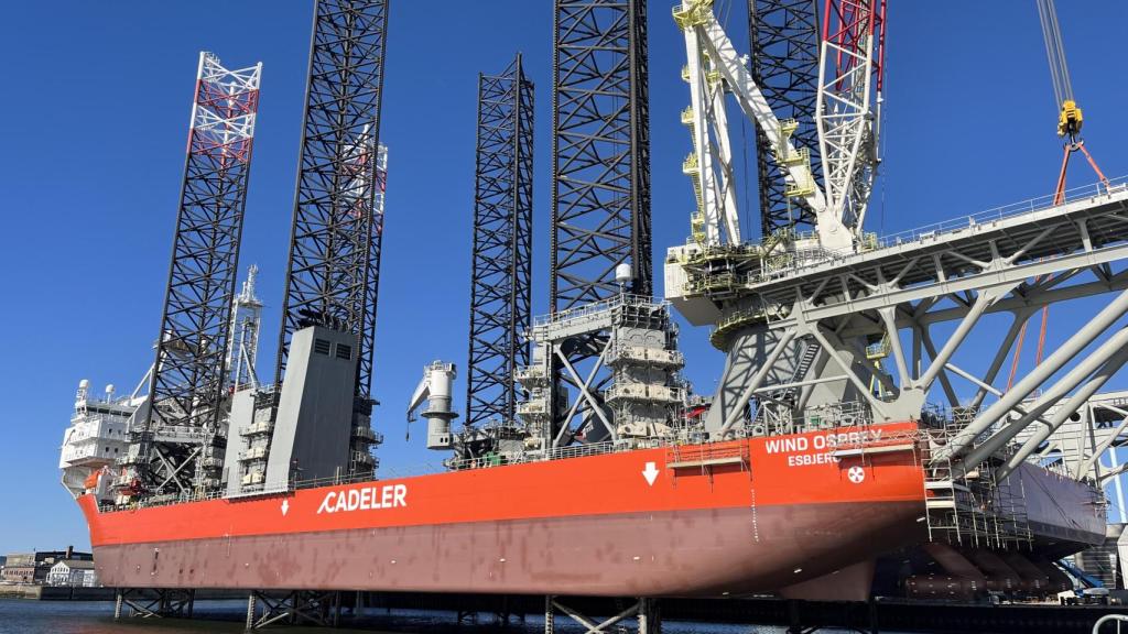 Buque de instalación eólica marina Wind Osprey – Cadeler en el puerto de Odense (Dinamarca)