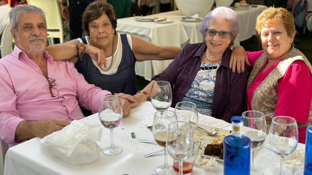 Paco junto a su mujer y sus primas.