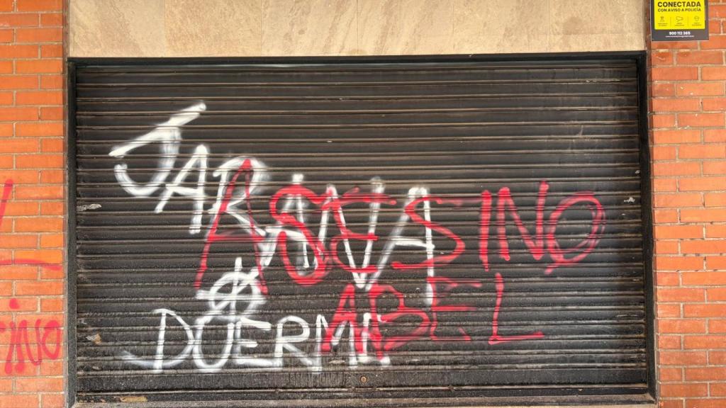 La puerta del bar Manhattan con la pintada 'Abel asesino'.