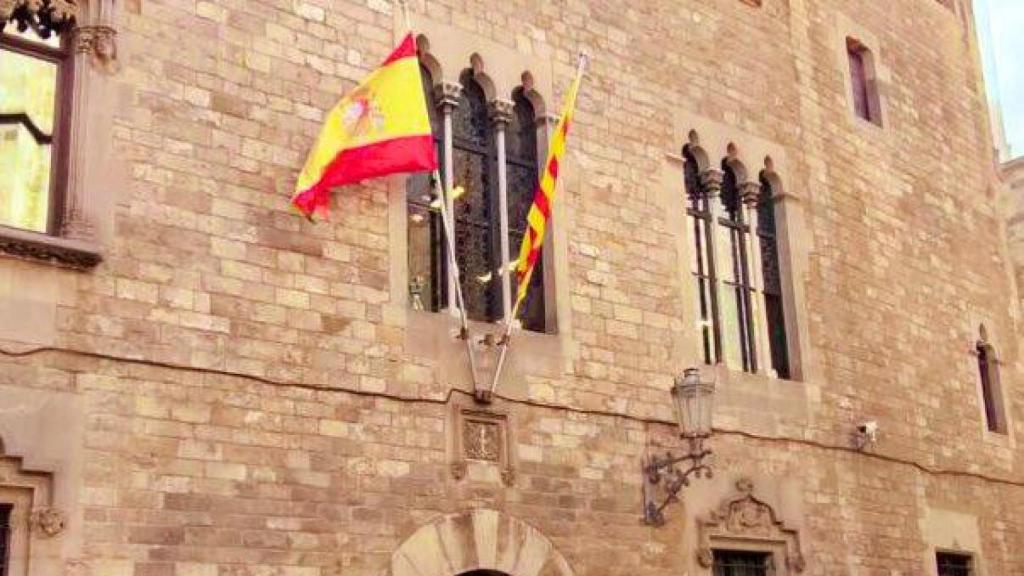 La bandera de España, repuesta en la fachada de la residencia oficial de la presidencia de la Generalitat.