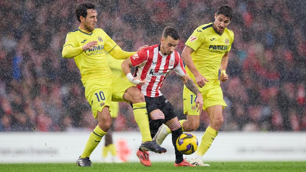 Berenguer trata de retener el balón ante la presión de Parejo.
