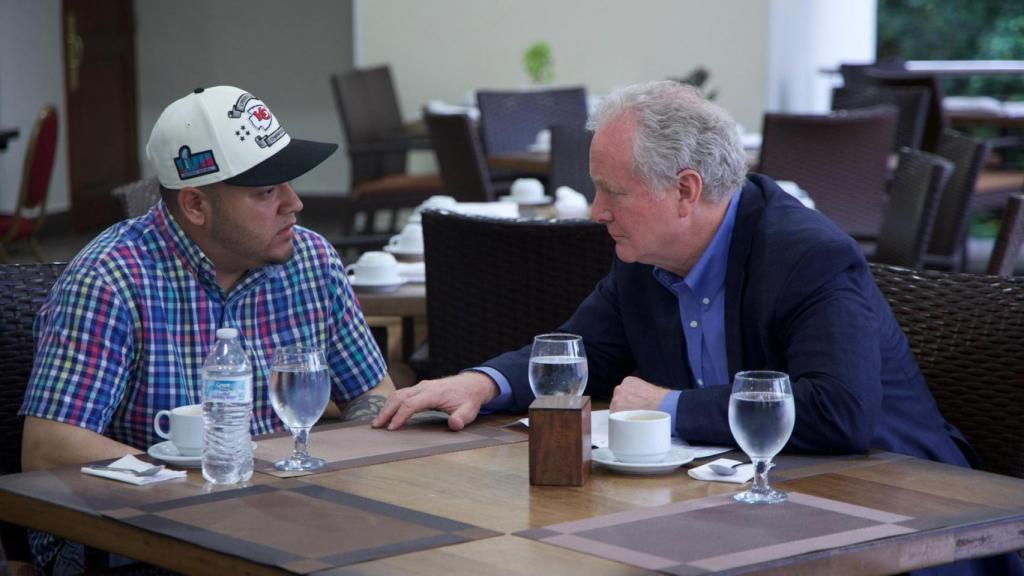 El senador Chris Van Hollen, durante su encuentro con Kilmar Abrego García, en El Salvador.