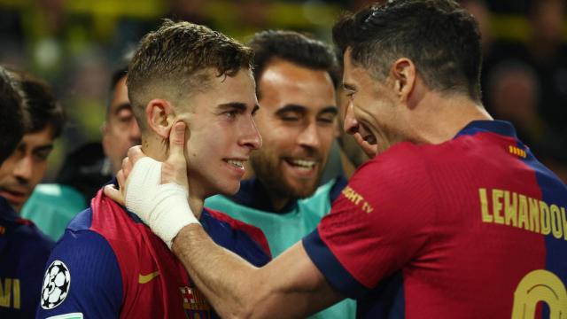 Fermín López celebra junto a Lewandowski