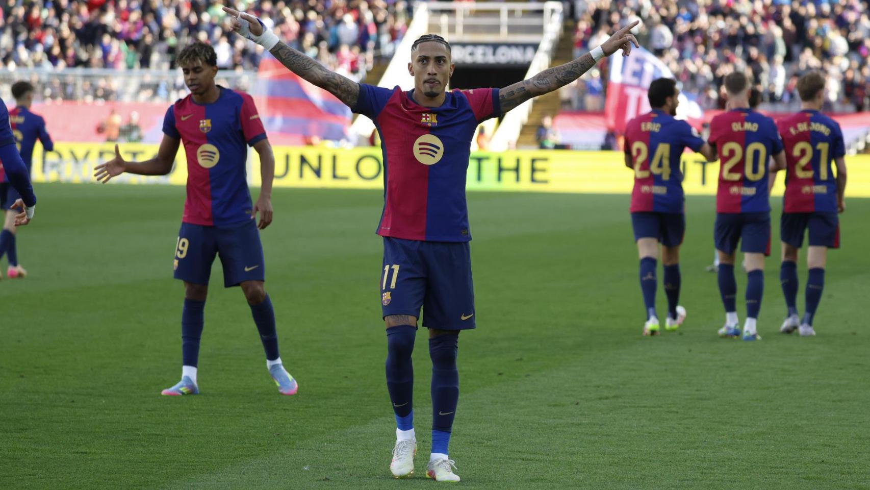 Raphinha, con un doblete, obra la remontada del Barça ante el Celta de Vigo en una segunda parte de locura en Montjuïc