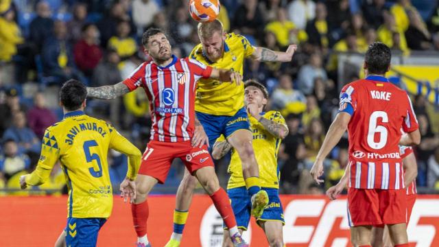 Oliver McBurnie y Javi Galán luchan por un balón aéreo.