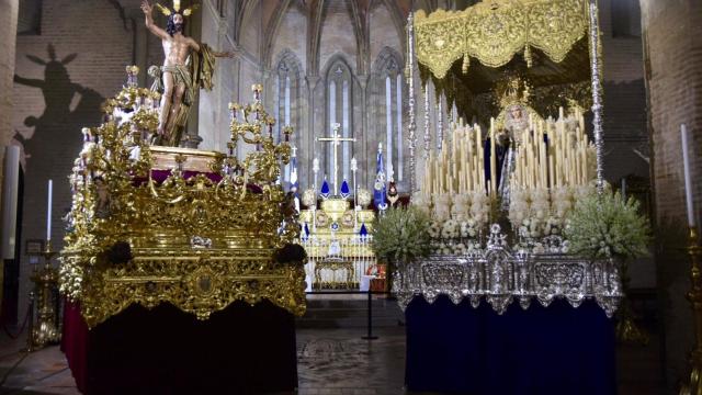 Los pasos de la Hermandad de la Resurrección, preparados para salir.