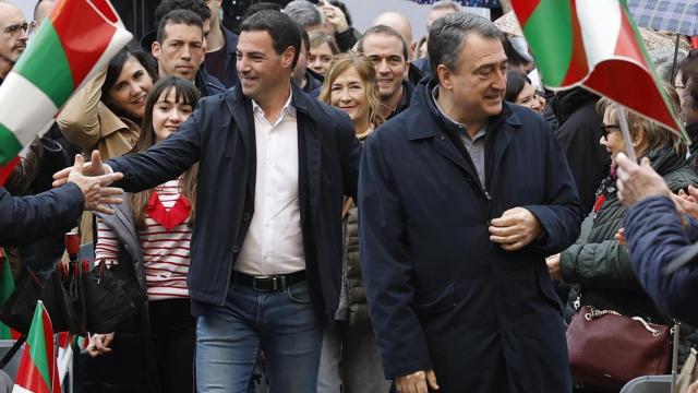 El lehendakari Imanol Pradales y  el presidente del PNV, Aitor Esteban, este domingo en Bilbao durante la celebración del Aberri Eguna.