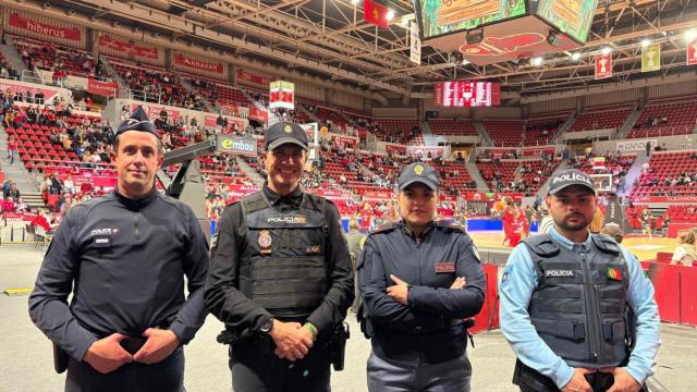 Carlotta, Rodrigo y Emmanuel, agentes europeos en el dispositivo policial del pasado sábado en el Pabellón Príncipe Felipe.