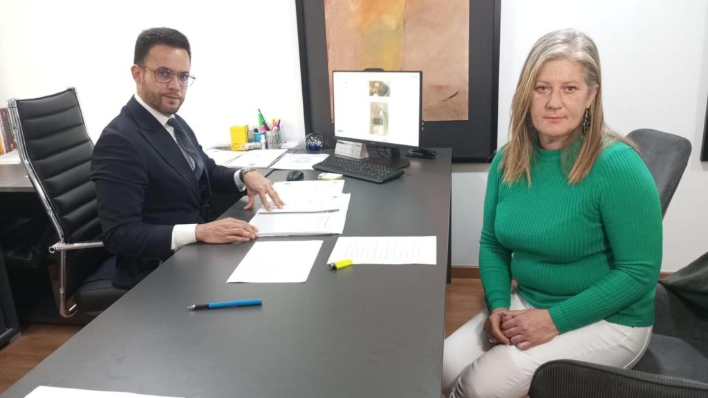 El abogado Eduardo Romera, en su despacho en Murcia, junto a su clienta Cristina, tras salir en libertad provisional.