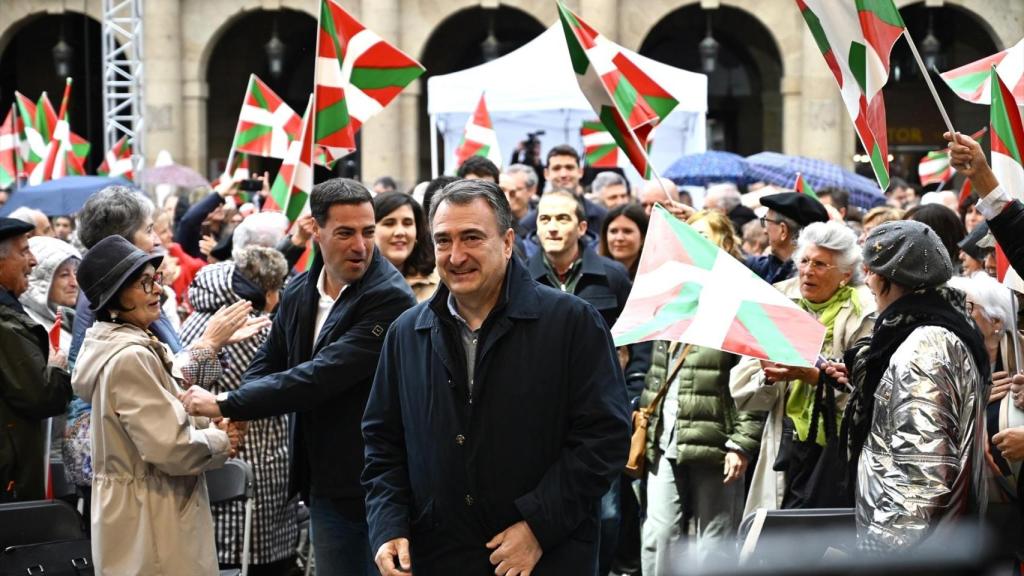 El líder del PNV, Aitor Esteban, y el lehendakari Iñigo Urkullu, en un acto con motivo del Aberri Eguna, este domingo en Bilbao.
