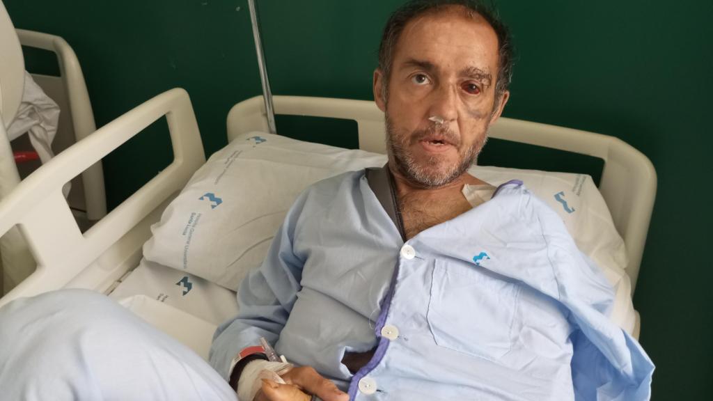 Alfonso Merino, en su habitación del Hospital Santa Lucía de Cartagena, en la entrevista que ofreció a EL ESPAÑOL en julio de 2024.