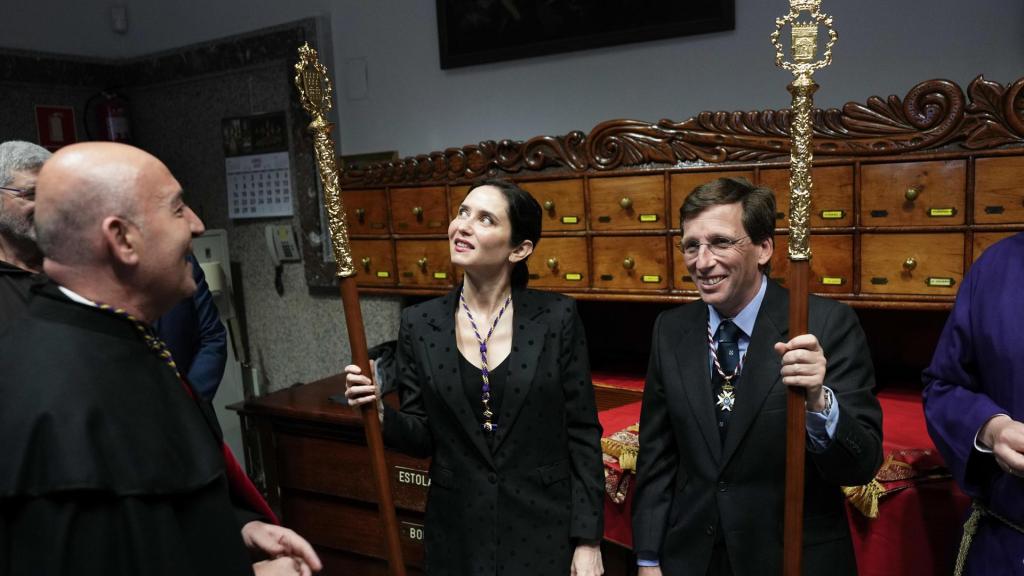 Isabel Díaz Ayuso, presidenta de la Comunidad de Madrid, y José Luis Martínez -Almeida, alcalde de Madrid; en la Basílica de Jesús de Medinaceli