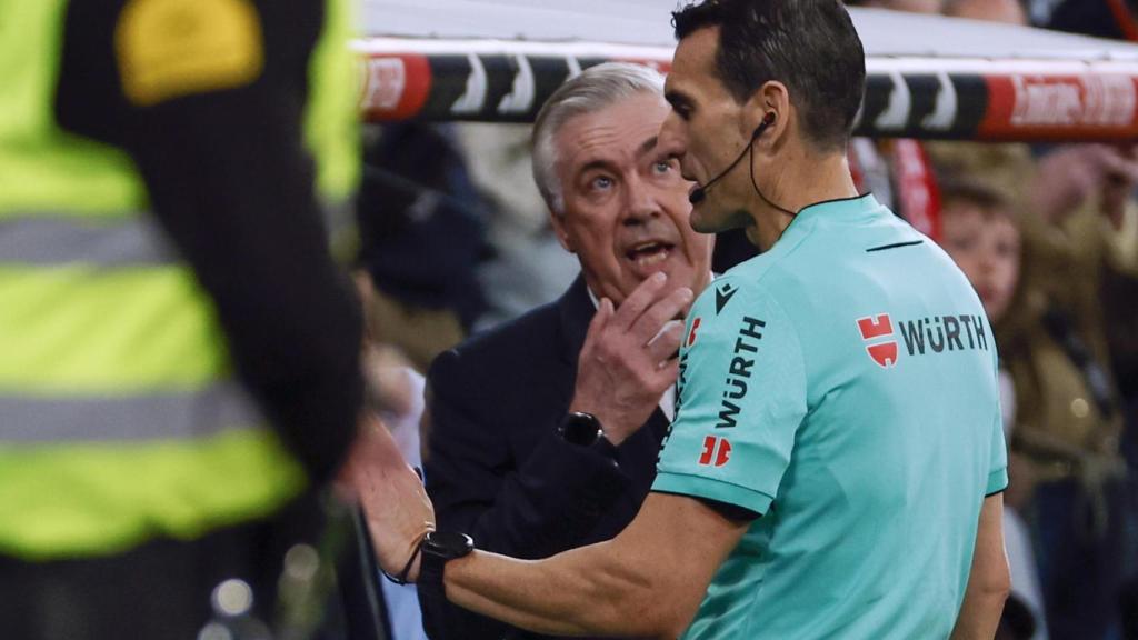 Ancelotti protesta ante Martínez Munuera, que mira el VAR