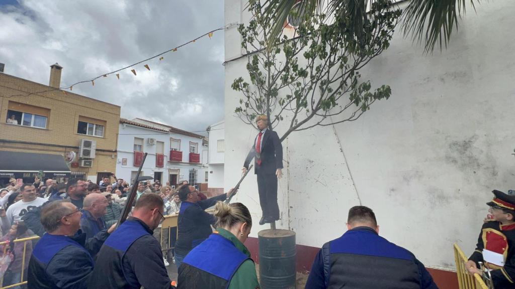 El muñeco de Donald Trump tiroteado y quemado en Coripe.