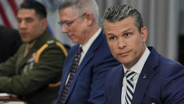 Pete Hegseth, secretario de Defensa de Estados Unidos, durante su viaje a El Salvador.