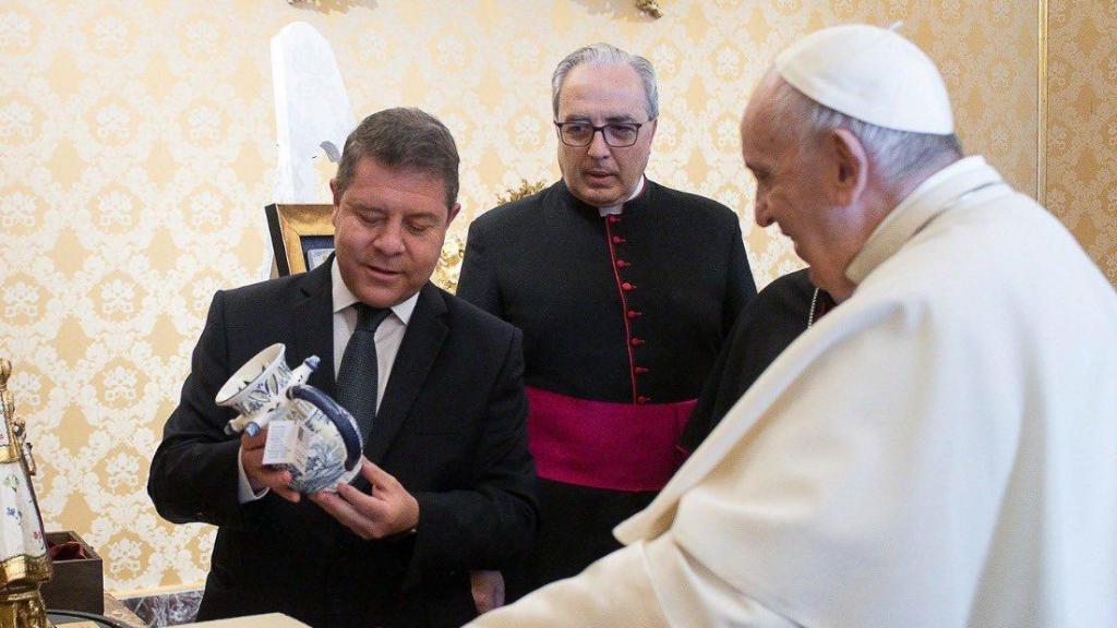 Emiliano García-Page y el oblispo auxiliar de Toledo, César García Magán, junto a Francisco I en una visita al Vaticano en 2021.