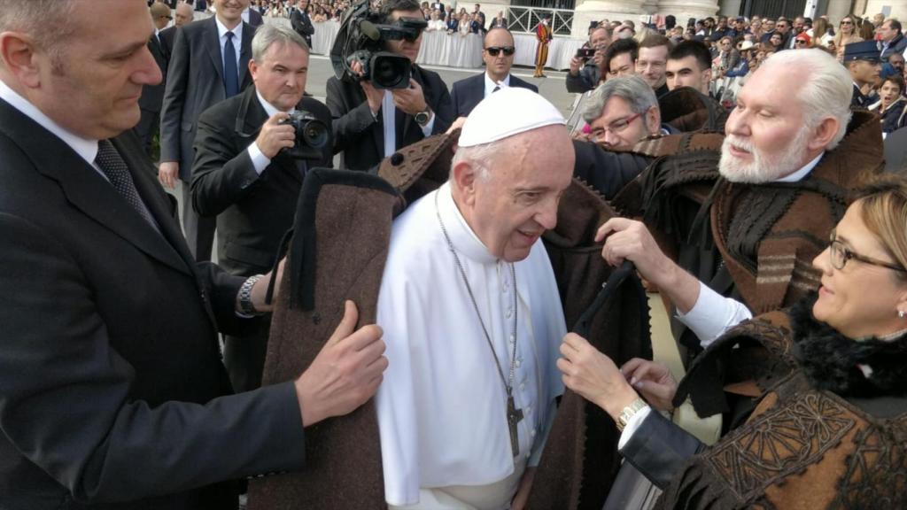La Diputación de Zamora regala al Papa Francisco una capa alistana