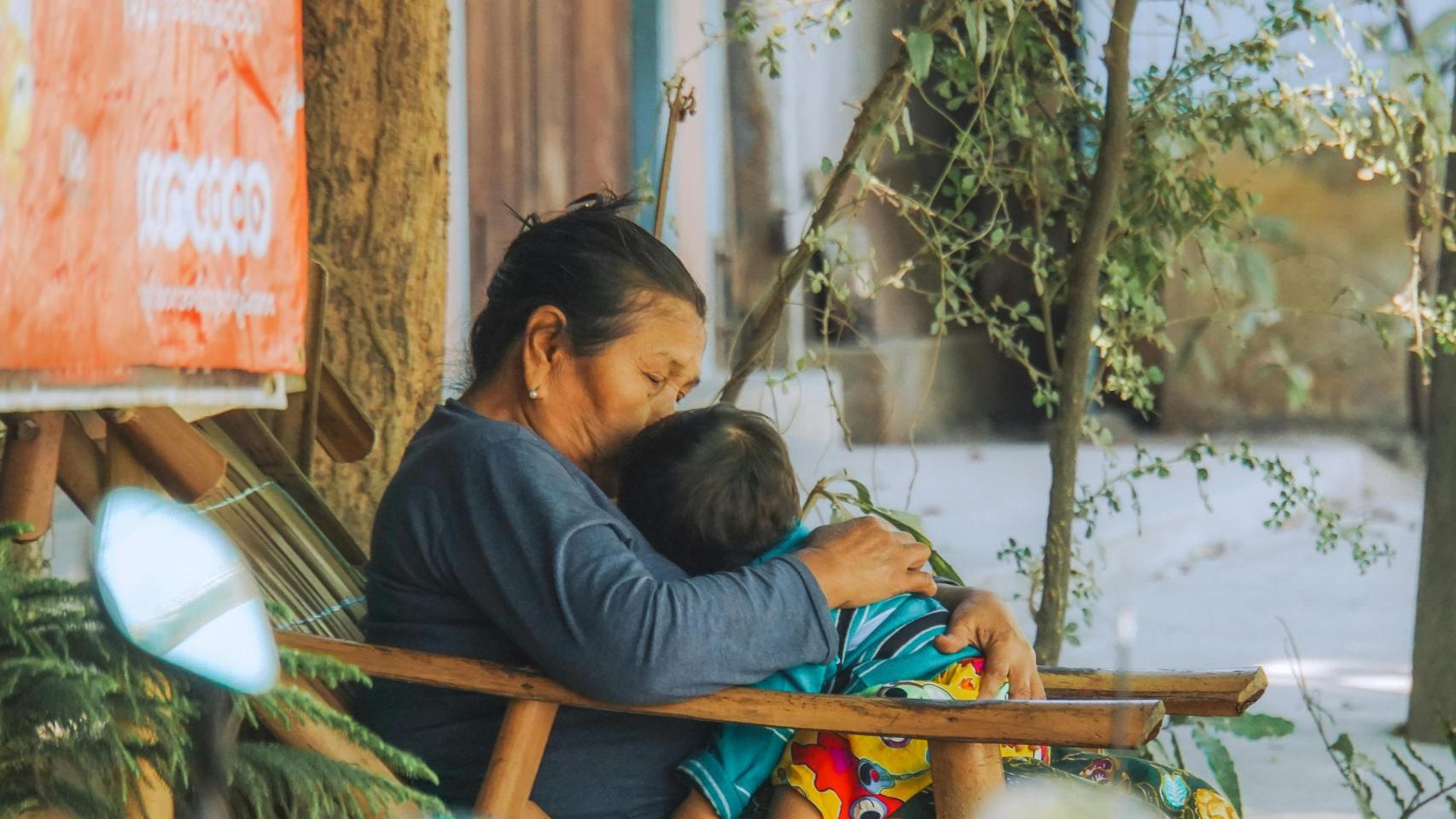 Mujer birmana junto a su bebé.