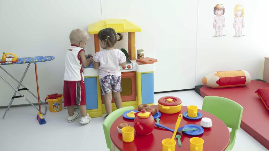 Dos niños en una escuela infantil de Zaragoza, en una imagen de archivo.
