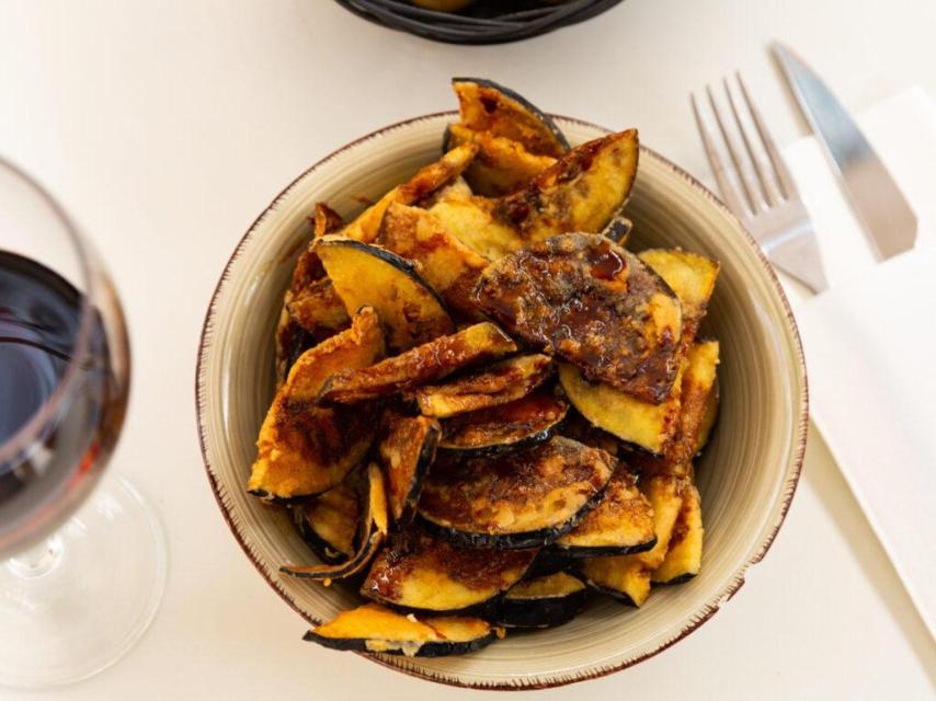 Plato berenjenas con miel de caña típicas de Málaga