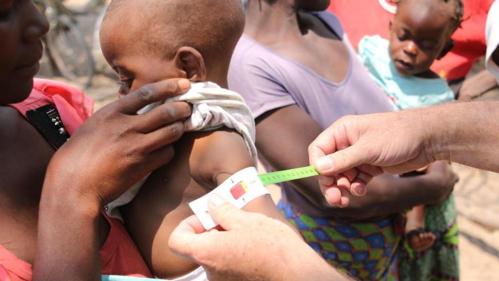 Los voluntarios de World Vision en una de sus acciones contra las hambrunas en el sur de África.