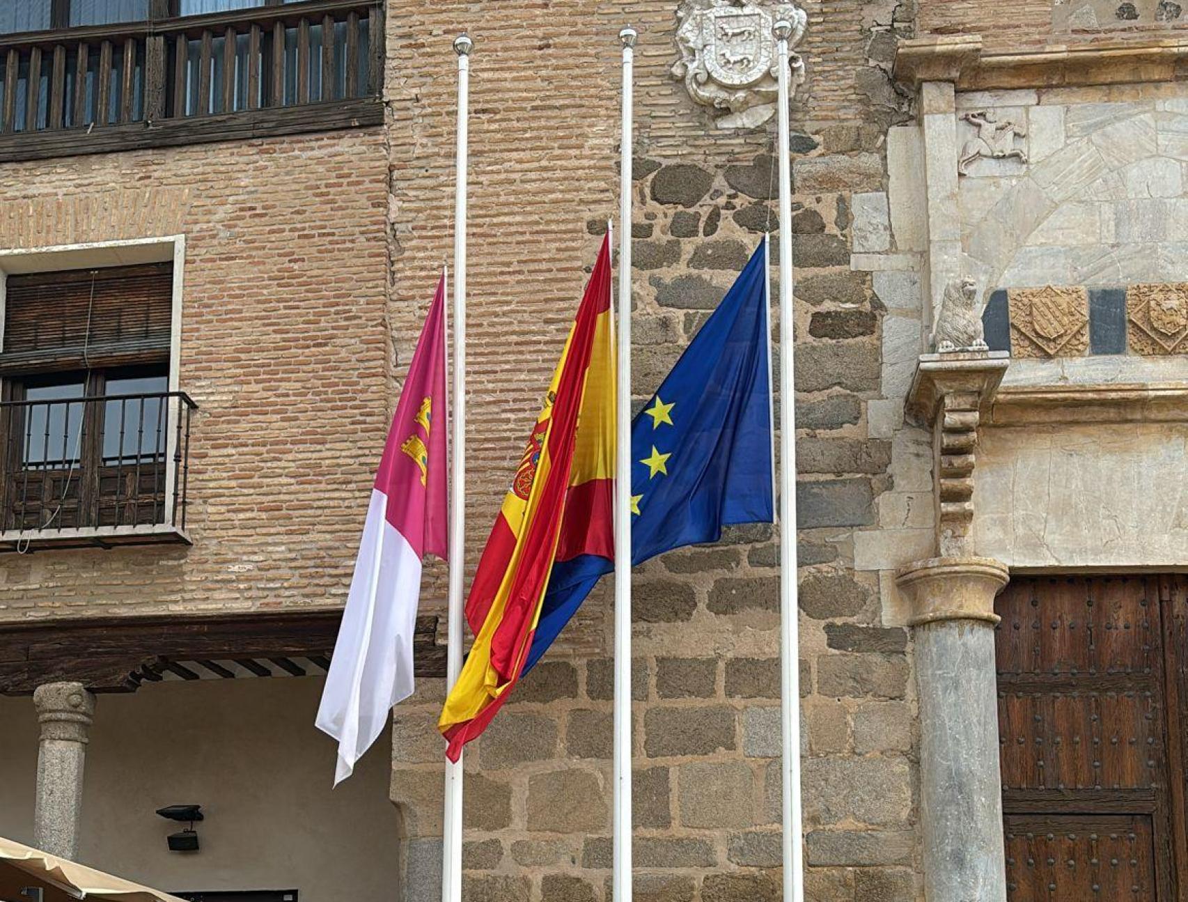 Banderas a media asta en el Palacio de Fuensalida de Toledo.