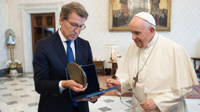 Alberto Núñez Feijoo con el Papa Francisco.