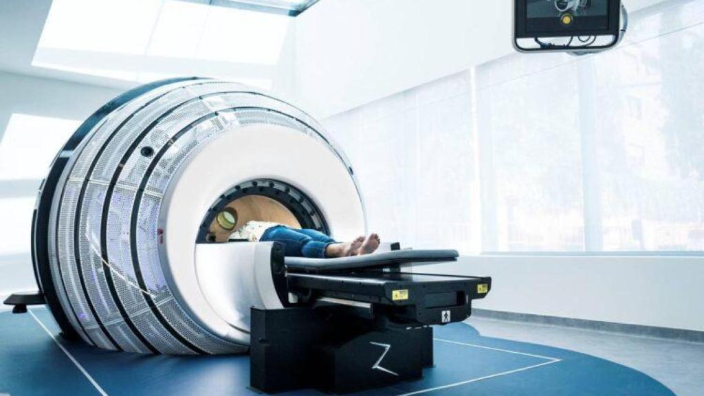 Imagen del sistema de radiocirugía ZAP-X.