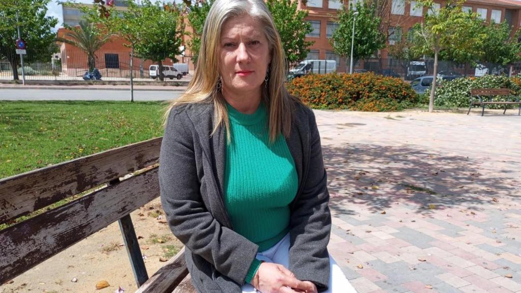 Cristina, en un parque en Murcia, tras salir en prisión en libertad provisional.