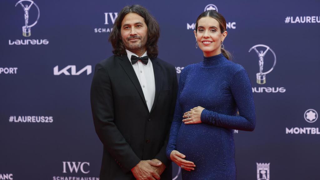 La ex nadadora Ona Carbonell (D) posa a su llegada a la ceremonia de entrega de los premios Laureus.