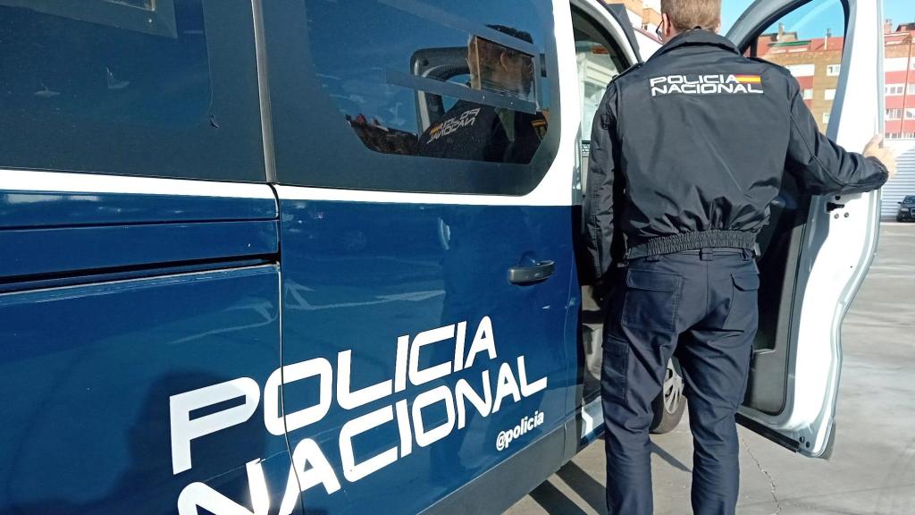 Un agente y un vehículo de la Policía Nacional