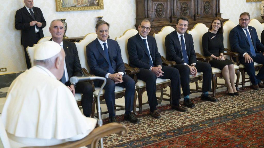 El Papa Francisco recibe en audiencia a la alcaldesa de Alcalá junto al resto de alcaldes del Grupo de Ciudades Patrimonio de la Humanidad de España en 2024.