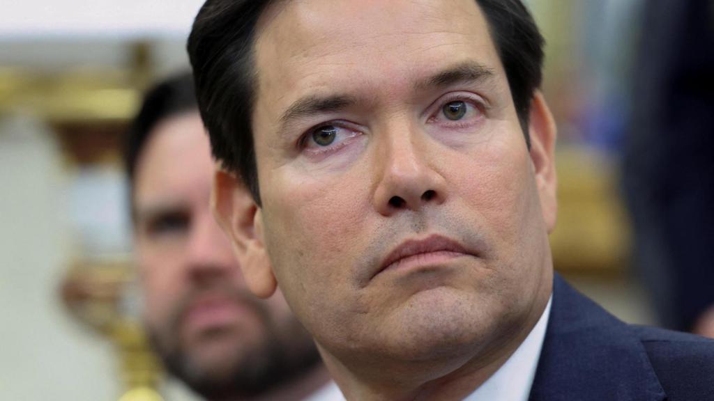 Marco Rubio, secretario de Estado de EEUU, asiste a una reunión entre Donald Trump y Nayib Bukele en el Despacho Oval el 14 de abril de 2025.