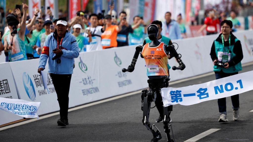 Robot ganador de la media maratón en Beijing