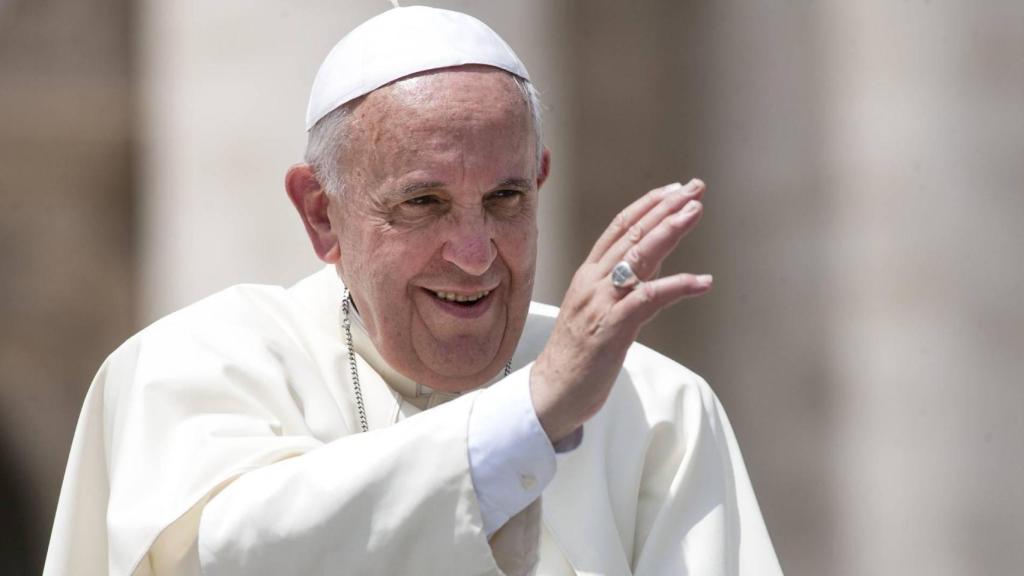 El Papa Francisco portando el Anillo del Pescador en su mano derecha.