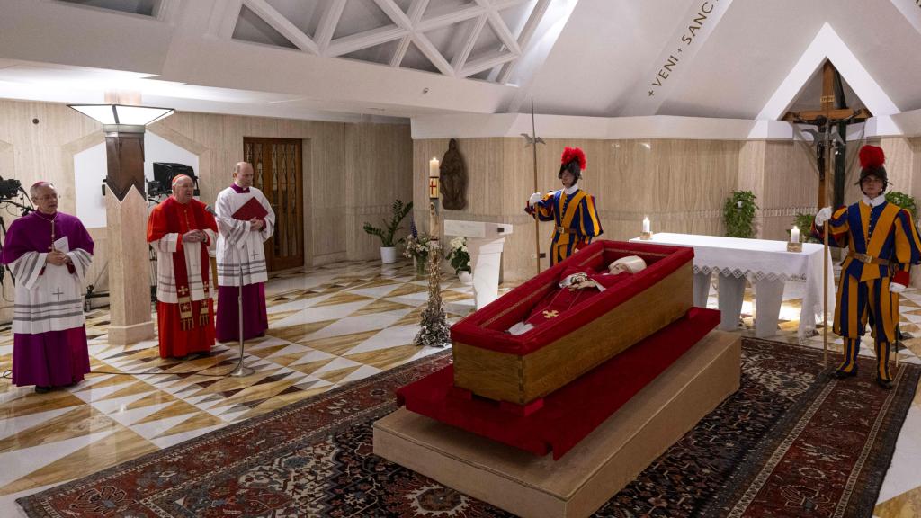 El féretro con el cuerpo del Papa.