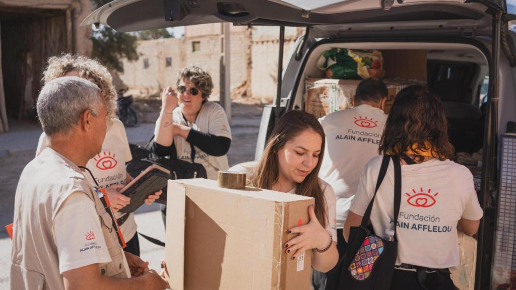 Proceso de montaje para la jornada de graduación en la foto se ven a tres de las voluntarias junto con los coordinadores de Alain Afflelou en Marruecos.