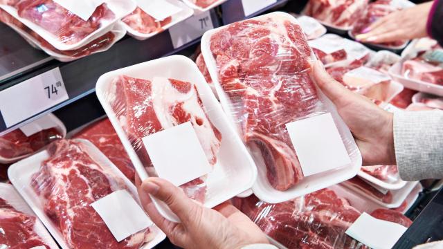Bandejas de carne envasada expuestas en un supermercado.