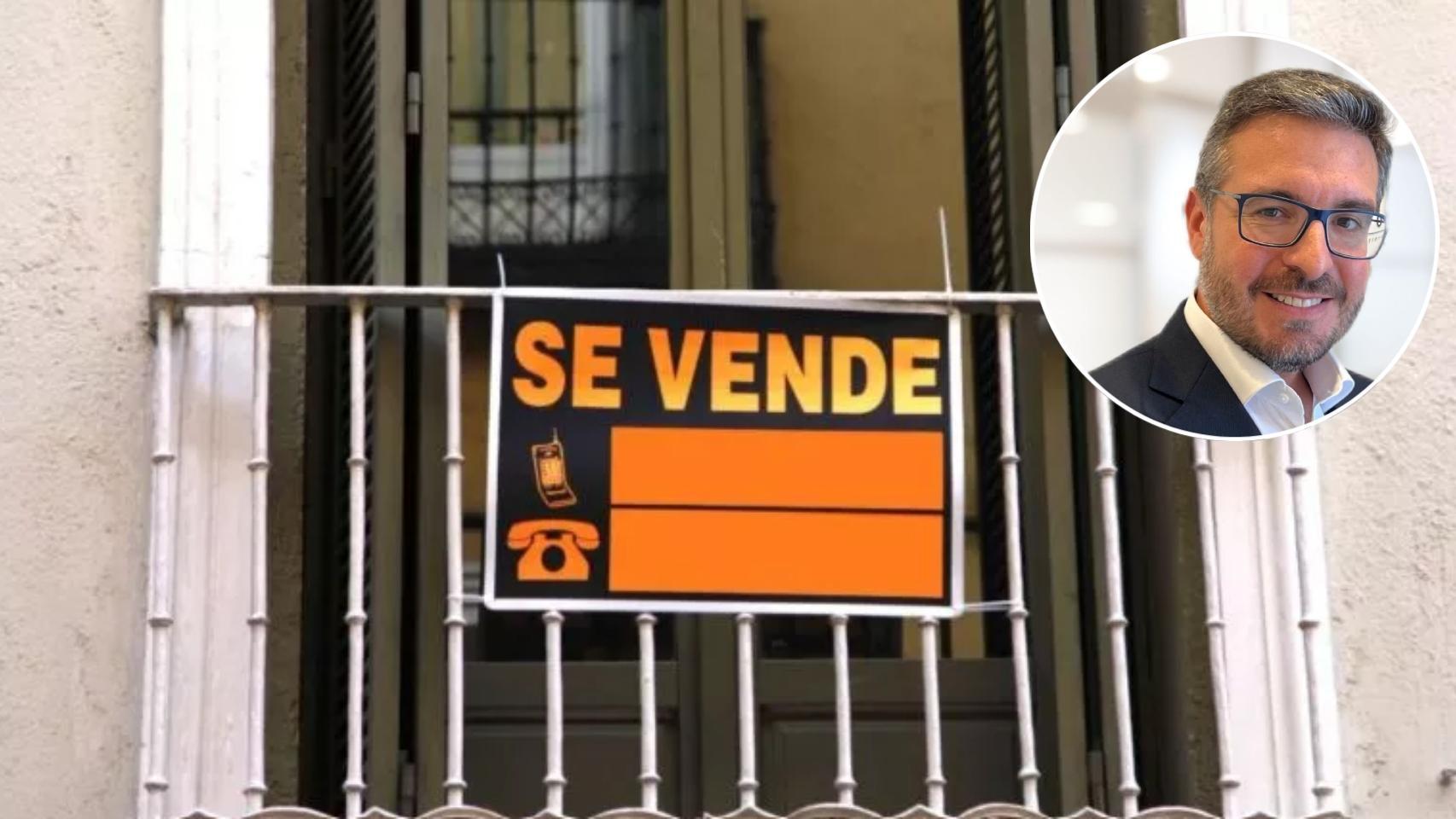 El experto Sergio Gutiérrez junto a un piso en venta.