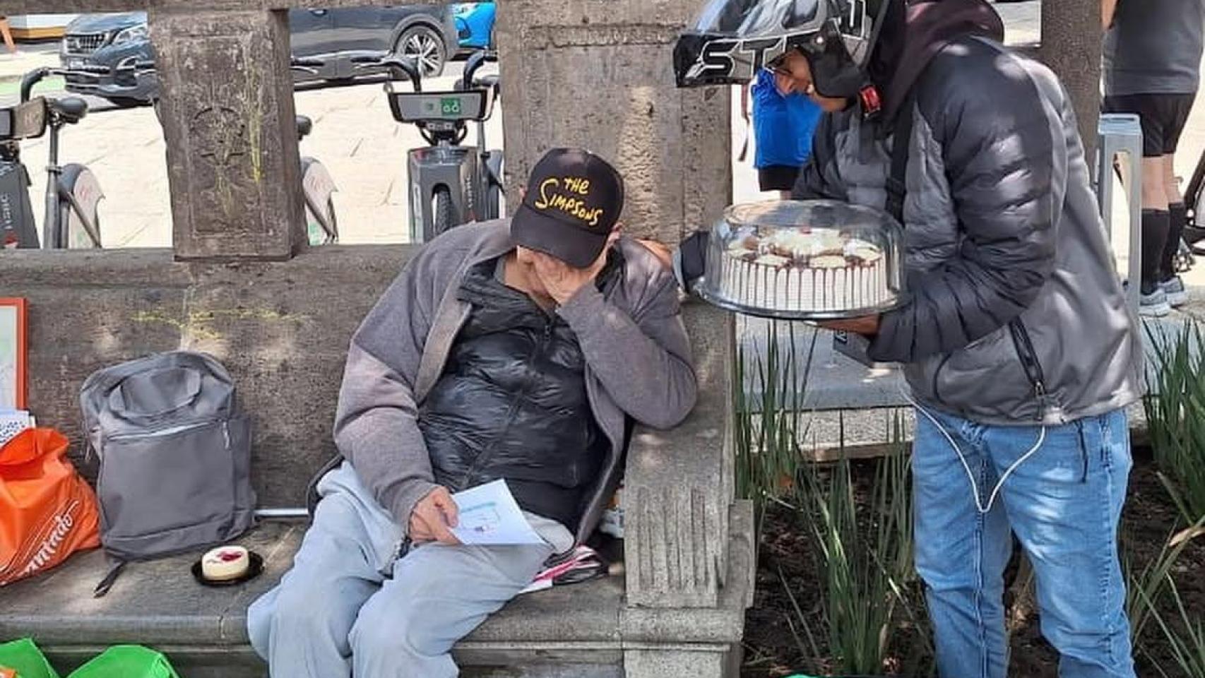 El dibujante Baldemar Celiz recibiendo un regalo de un admirador.