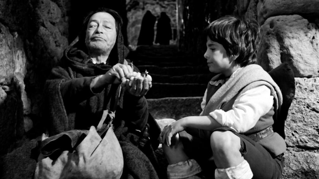 Escena de 'El Lazarillo de Tormes' (1959) en la que el ciego y Lázaro se reparten las uvas
