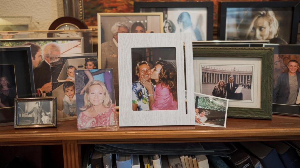 Fotos de familia y amigos en la vitrina de la casa de Manuel Alejandro. En el centro, Rocío Jurado besando a Purificación, la esposa del compositor.