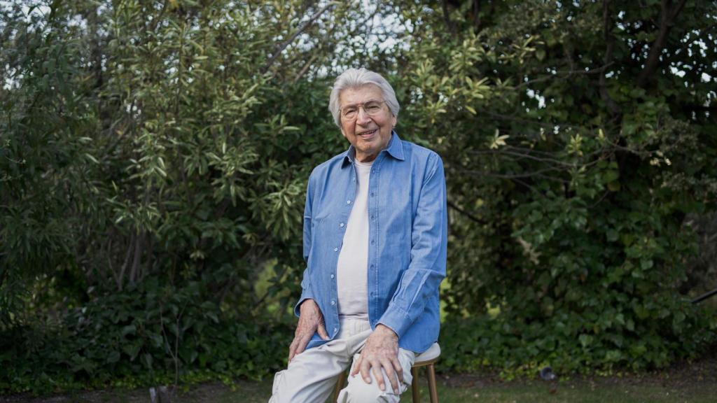 El compositor Manuel Alejandro en el jardín de su casa.