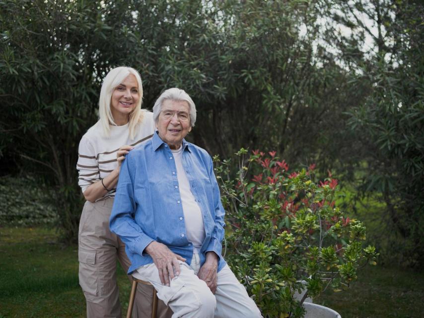 Manuel Alejandro y su hija en el jardín de su casa.